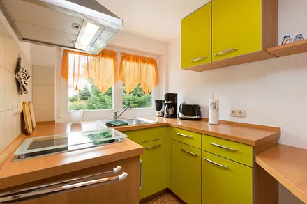 Die separate Küche ist ausgestattet mit Kühlschrank, 2-Platten-Cerankochfeld, Kaffeemaschine, Wasserkocher und Toaster.