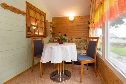 Hier der Blick in den Wohn- und Eßbereich mit TV (siehe auch Foto links).