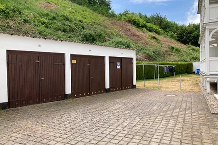 Ihre Garage am Haus ist die hinterste in der Reihe. Für Ihre Fahrräder gibt es einen Fahrradkeller im Haus.