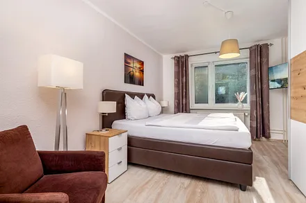 Das Schlafzimmer mit TV (32 Zoll), Mückenschutzgitter, Verdunkelungsrollo (innen) ...