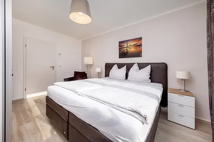 ... großem Kleiderschrank und bequemem Doppelbett (180x200cm),