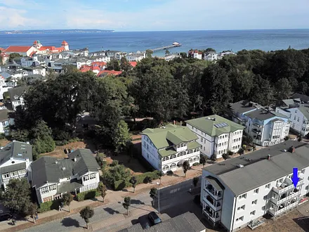 Zentral und strandnah - der Pfeil zeigt auf Ihren Balkon im 1.OG.