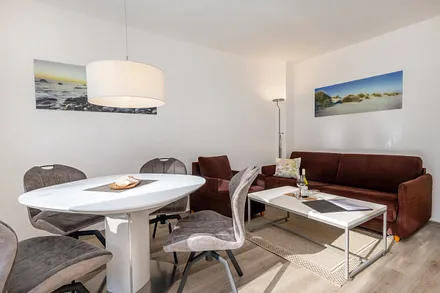 Das komfortabel möblierte Wohnzimmer. WLAN steht kostenfrei bereit. 