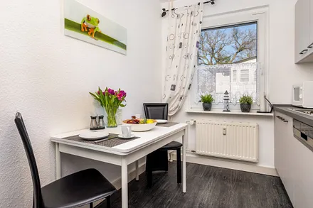 ... Kühlschrank mit Gefrierfach, Kaffeemaschine, Wasserkocher, Toaster, Mixer etc.