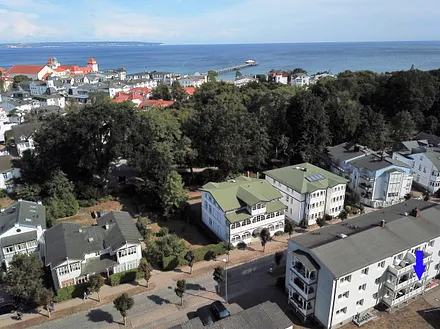 Der Pfeil zeigt auf Ihren Balkon im Hochparterre. Ein Außenstellplatz am Haus ist inklusive.