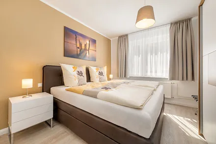 Schlafzimmer 1 hat ein bequemes Boxspringbett von Ruf (180x200cm), TV und einen großen Kleiderschrank.