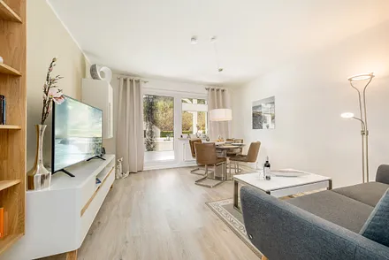 Der möblierte Balkon ist vom Wohnzimmer begehbar.