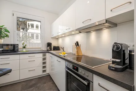 Die schicke, separate Küche ist ausgestattet mit Geschirrspüler ...