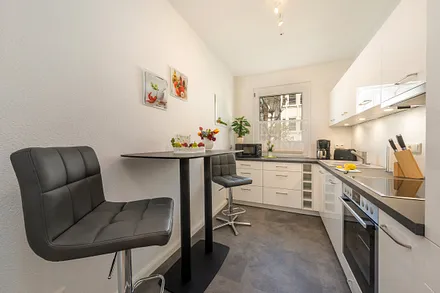 ... kleinem Eßplatz, Backofen, Ceranfeld, Mikrowelle, Kühlschrank mit Gefrierfach