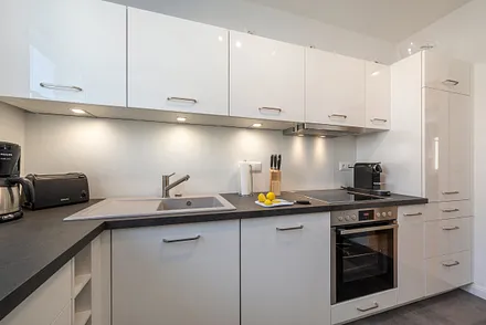 ... Nespresso-Kaffeemaschine, Filterkaffeemaschine, Wasserkocher, Toaster etc.