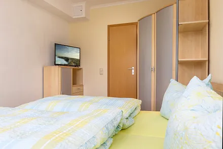 Im Schlafzimmer steht ein 2. TV-Gerät für Sie bereit.