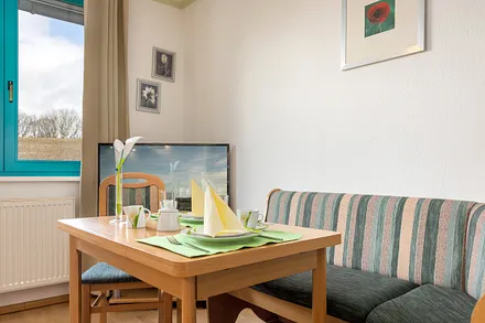 In der Wohnküche finden Sie einen kombinierten Sitz- und Eßplatz mit TV ...