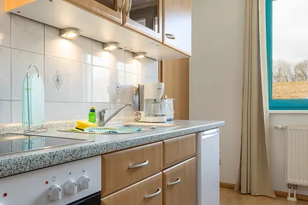 ... eine komplett ausgestattete Küchenzeile ...