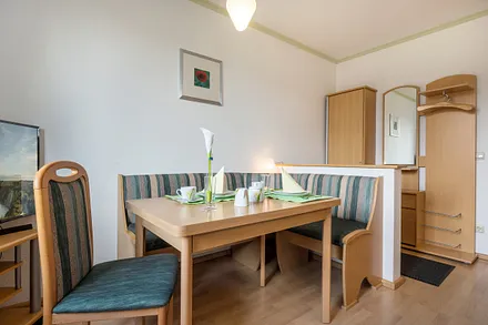 ... und eine Garderobe mit Stauraum.