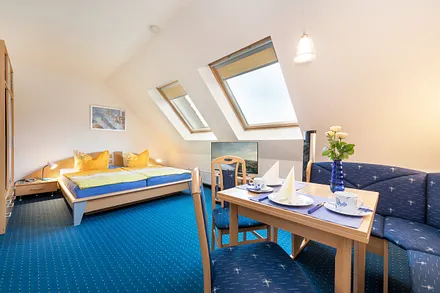 Herzlich willkommen in der 1-Raum-Fewo "Vogelnest"! Das Doppelbett mißt komfortable 180x200cm.