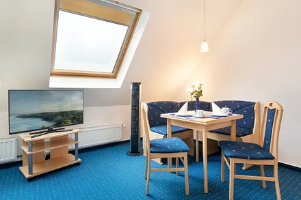 Hier die Sitz- und Eßecke im Wohn-Schlafraum. An allen Fenstern sind Verdunkelungsrollos vorhanden.