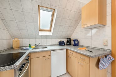 ...  Wasserkocher, Toaster und Kaffeemaschine ausgestattet.
