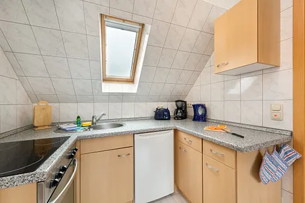 ...  Wasserkocher, Toaster und Kaffeemaschine ausgestattet.