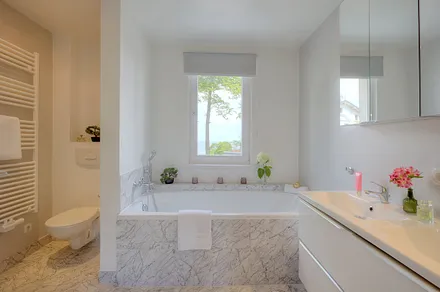 Bad mit Badewanne und Dusche