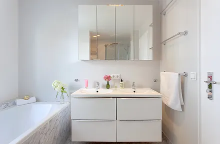 Bad mit Badewanne und Dusche