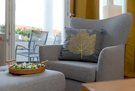 Wohnbereich mit angrenzendem Balkon