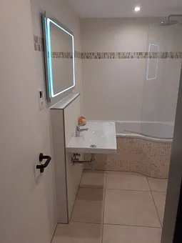 Bad - großer Waschtisch, großer LED-Spiegel