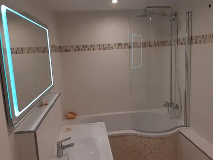 Großzügige Badewanne mit Duschbereich