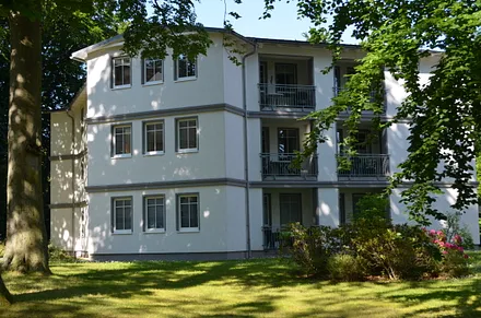 Das Objekt grenzt an den Kurpark und ist nur ca. 150m vom Strand entfernt.