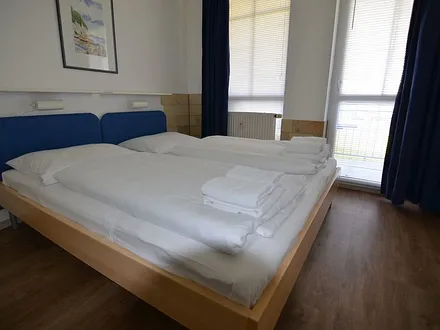 Blick von der Schlafzimmertür zur Balkontür, Gestaltungselemente mit Naturstein