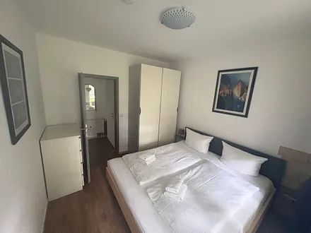 Blick von der Balkontür - ein großer Schrank und eine Kommode bieten viel Stauraum