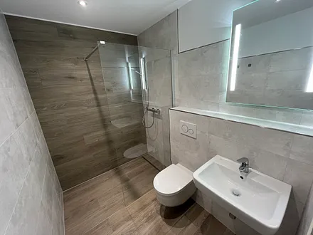 Neues, modernes Bad mit ebenerdiger Dusche