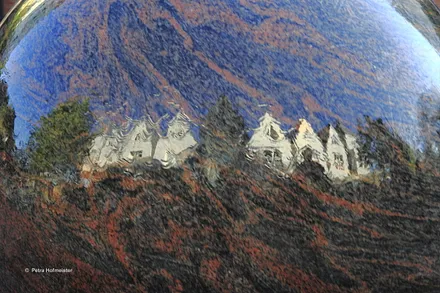 Spiegelung der Seebrücke H-dorf im Granitbrunnen davor