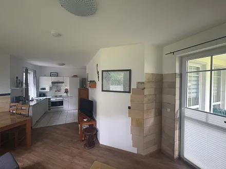Blick vom Wohnzimmerbereich über Essecke zur Küche - rechts Balkontür