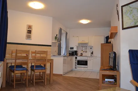 Blick von der Couch zur offenen vollwertigen Küche