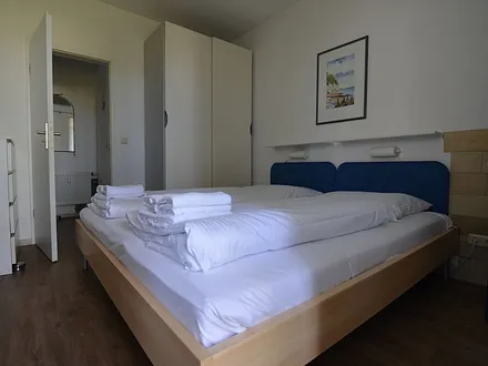 Schlafzimmer mit großem Doppelbett, 180x200cm