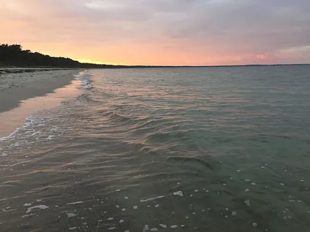 Klares, sauberes Wasser, flach abfallender Sandstrand.