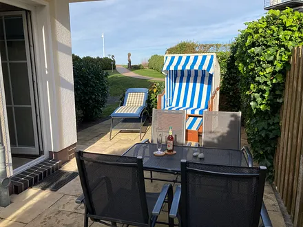 Terrasse mit Komfort-Strandkorb und Sonnenliege