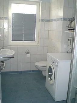 Bad mit Dusche, Fön und Waschtrockner 