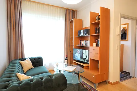 Wohnbereich mit Sitzecke und Flachbildfernseher