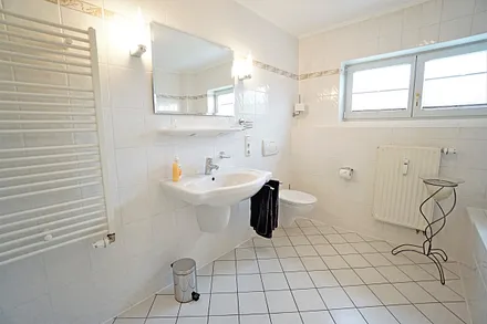 Badezimmer mit Badewanne und Duschkabine