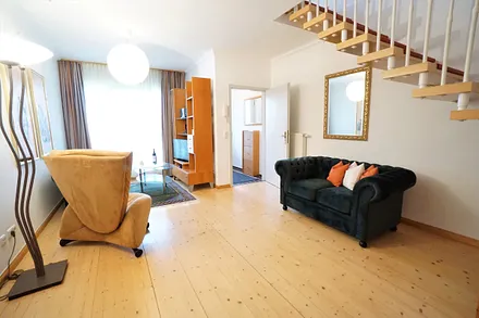 Wohnbereich mit Sitzecke und Flachbildfernseher