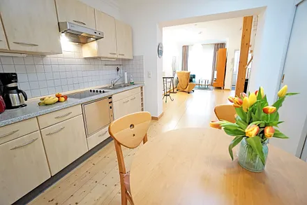 Offene Küche mit Esstisch