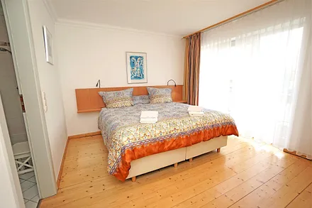 Schlafzimmer mit Doppelbett (180x200cm)