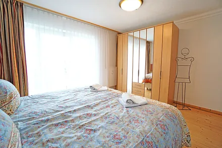 Schlafzimmer mit Doppelbett (180x200cm)