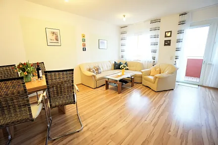 Wohnzimmer mit Esstisch