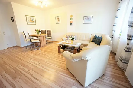 Wohnzimmer mit Esstisch