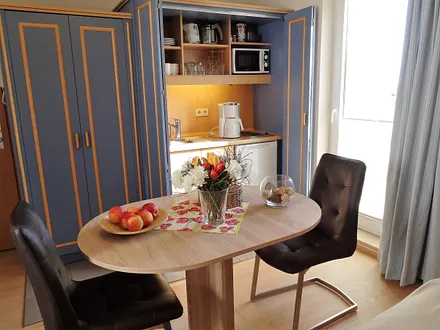 Pantryküche mit Essbereich