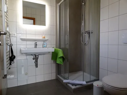 Neu modernisiertes Bad, Dusche mit niedrigen Einstieg