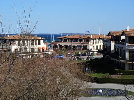 Seitlicher Blick aus dem Fenster zum Yachthafen