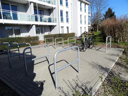 Fahrradstellplätze auf dem Gelände